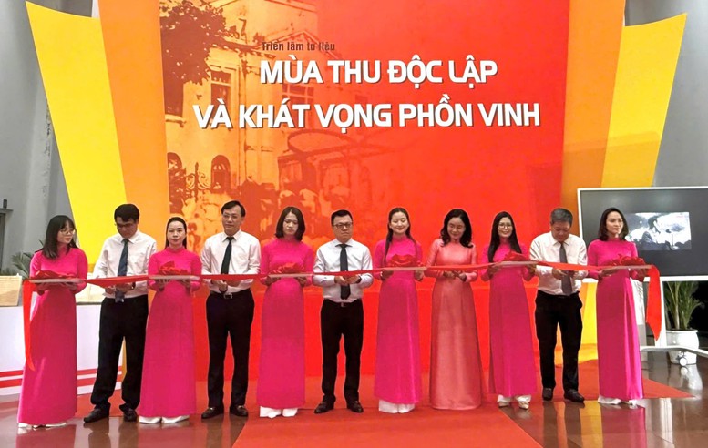 Dâng hương, thắp nến tri ân các anh hùng liệt sĩ nhân dịp kỷ niệm 78 năm Ngày Thương binh Liệt sĩ
