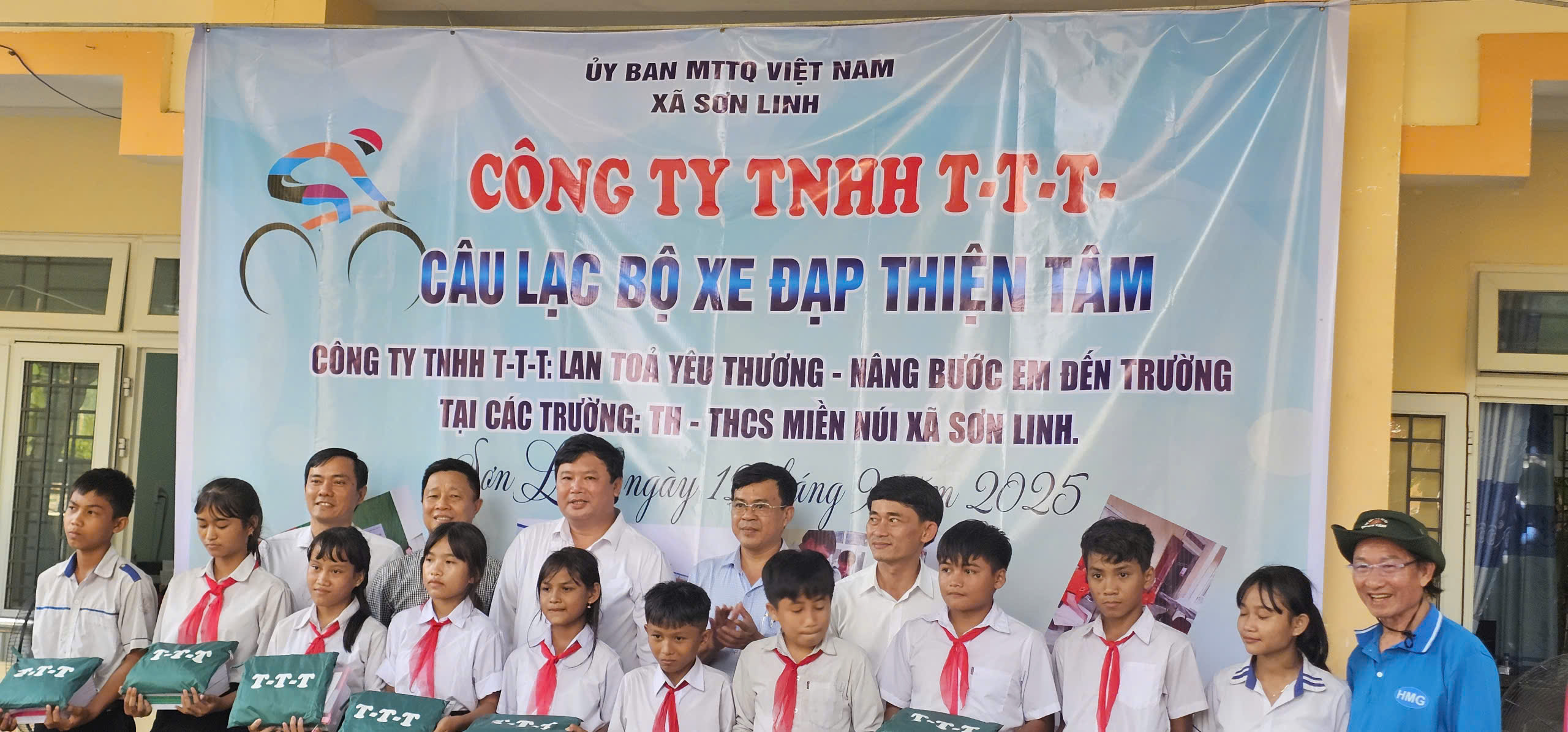 UBMTTQ Việt Nam xã Sơn Linh phối hợp với Công ty T-T-T và Câu lạc bộ xe đạp Thiện Tâm trao quà cho học sinh có hoàn cảnh khó khăn