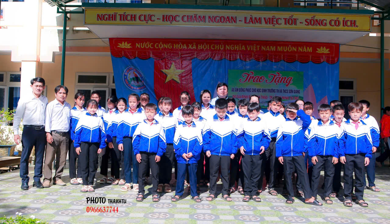 Trao tặng 2.24 áo ấm cho các em học sinh Trường TH và THCS trên địa bàn xã Sơn Linh